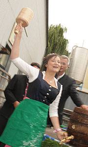 Bierkönigin 2014 Tina-Christin Rüger beim Anzapfkurs (©Foto:Martin Schmitz)